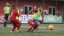 Pemain Kissen FC Korea Selatan (kanan) berebut bola dengan pemain ASIOP Apacinti dalam laga U-10 Serpong City International Soccer Tournament di Sabnani Park, Tangerang Selatan. Sabtu (3/12/2016). (Bola.com/Arief Bagus)