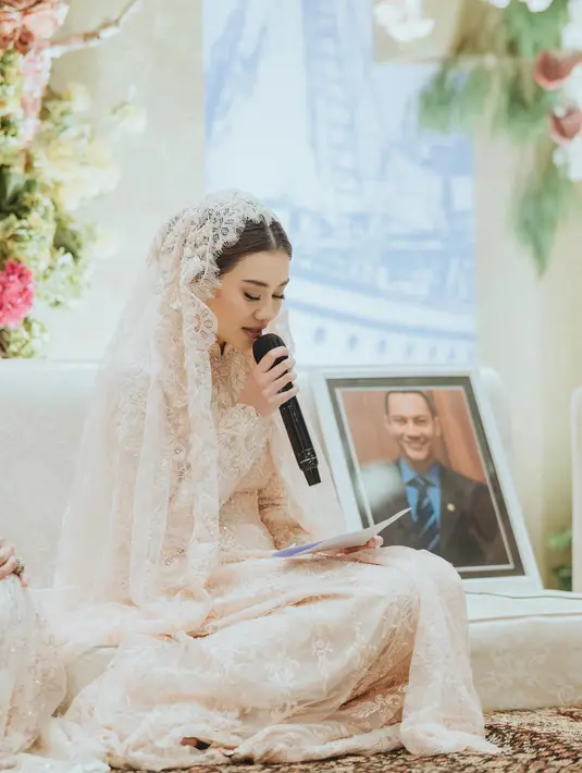 <p>Sama seperti sewaktu lamaran, di momen ini juga Adjie Massaid dihadirkan dalam bentuk foto. Membuat suasana kian syahdu. (Foto: Instagram/ aaliyah.massaid)</p>