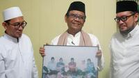Menko Polhukam Mahfud Md mengenang KH Abdurrahman Wahid alias Gus Dur dan KH Abdullah Faqih saat mengunjungi Ponpes Langitan, Tuban, Jawa Timur. (Foto: Istimewa)