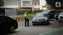 Petugas polisi mengarahkan kendaraan berplat nomor ganjil di titik pemeriksaan ganjil-genap Bundaran Senayan, Jakarta, Kamis, (26/8/2021). Mulai 26 sampai 30 Agustus, ganjil genap hanya berlaku di 3 ruas jalan Jakarta yakni, Jalan Sudirman, MH Thamrin, dan HR Rasuna Said (Liputan6.com/Faizal Fanani)