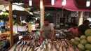Seorang pedagang menjual ikan di pasar populer di Baghdad (24/5/2019). Umat Muslim di seluruh dunia tengah melaksanakan puasa dimana mereka tidak makan, minum mulai dari matahari terbit hingga terbenam. (AFP Photo/Ahmad Al-Rubaye)