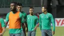 Muchlis Hadi Ning dan Manahati Lestusen saat mengikuti sesi latihan sebelum melawan Vietnam pada laga semi-final AFFcup 2016 di Stadion Pakansari, Bogor, (02/12/2016).  (Bola.com/Nicklas Hanoatubun)