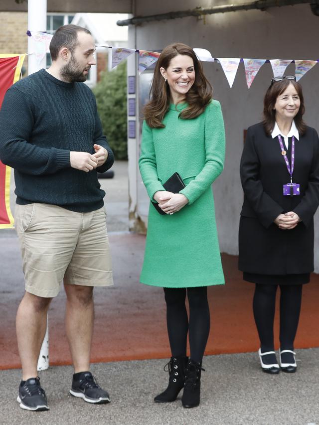 Gaya Kate  Middleton  Berbalut Gaun  Hijau Terang yang Curi 