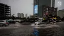 Kendaraan menerobos genangan air di kawasan MH Thamrin, Jakarta, Senin (11/12). Hujan lebat yang mengguyur wilayah Jakarta dan sekitarnya mengakibatkan air setinggi 15 cm menutupi sebagian badan jalan di kawasan tersebut. (Liputan6.com/Faizal Fanani)