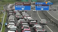 Ribuan kendaraan dari arah Jakarta ini harus bersabar, untuk antre menjelang gerbang Tol Ciawi.