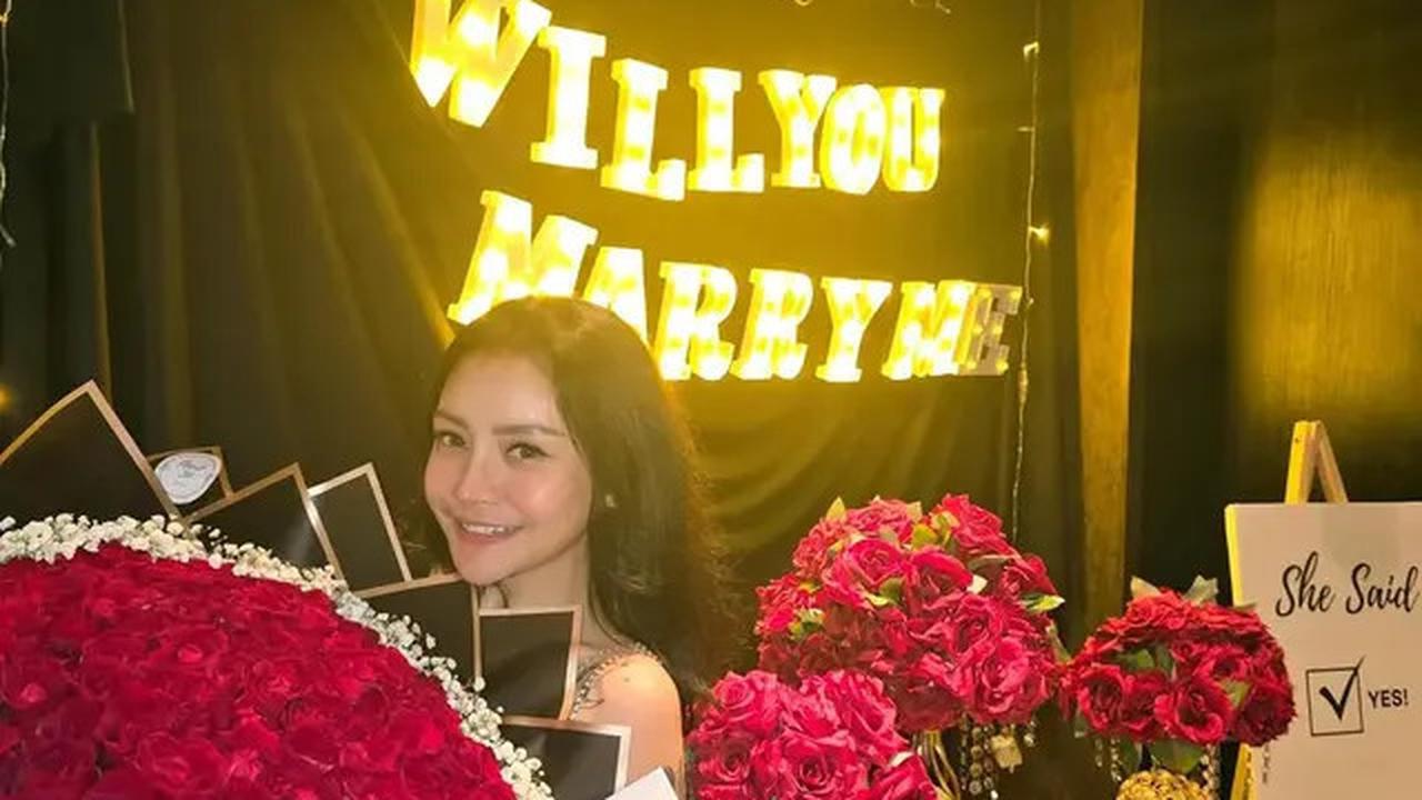 6 Potret Bahagia Mawar AFI Dilamar Kekasih, Momen Romantis yang Menyentuh