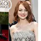 Berjalan di Red Carpet Golden Globe 2015, Emma Stone malah memilih mengenakan jumpsuit sederhana namun terlihat elegan.