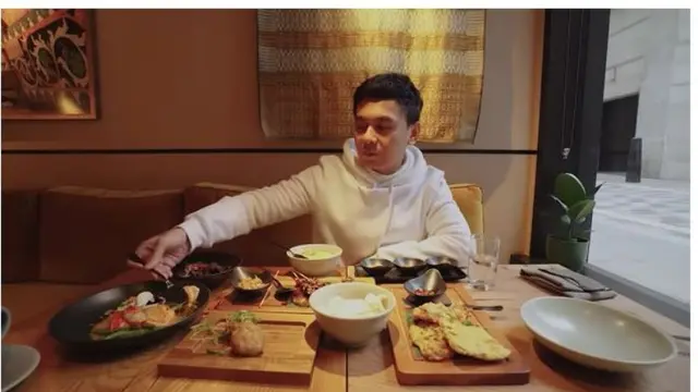 Raditya Dika Bersantap di Restoran Indonesia di Pusat Kota London, Sajikan Menu Tradisional dari Sate,sampai Ikan Arsik