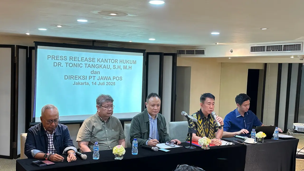 Kuasa Hukum Jawa Pos dalam konfrensi pers di kawasan Jakarta Selatan, Senin (14/7/2025) (Liputan6.com/Nanda Perdana Putra)
