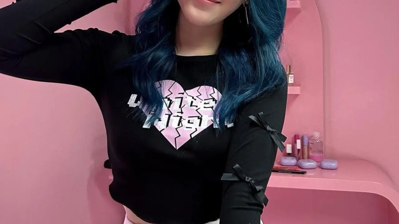 Natasha Wilona dikira Idol Korea setelah ganti warna rambut berwarna biru