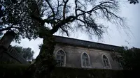 Rumah Quinta Nova da Assuncao, lokasi proyek rumah hantu oleh perusahaan teater Reflexo di Basel, Portugal, (9/5). Rumah hantu ini menampilkan penampakan hantu serta jeritan misteri yang dapat menggetarkan nyali pengunjung. (REUTERS/Rafael Marchante)