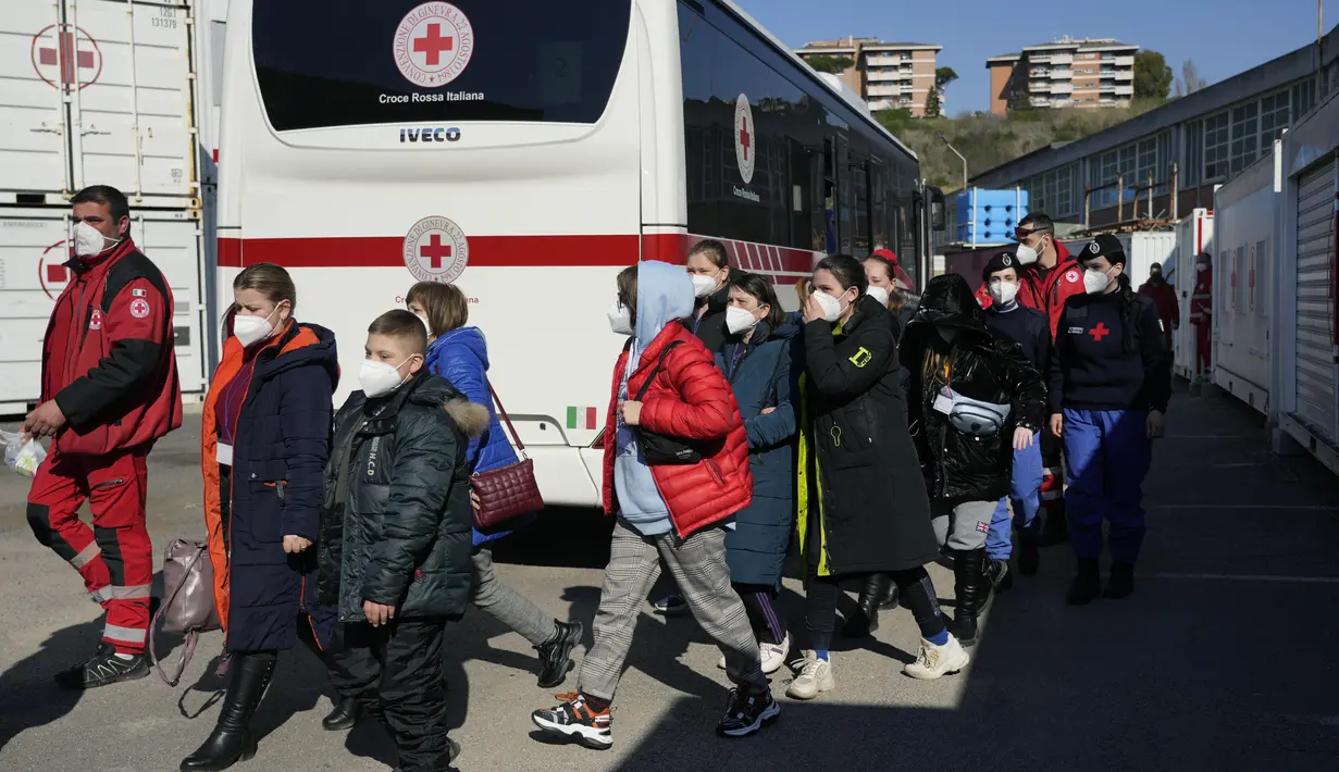 Pengungsi dari Lviv, Ukraina, tiba di markas Palang Merah di Roma, Italia pada Selasa (22/3/2022). Konvoi kendaraan Palang Merah yang membawa 80 orang, sebagian besar orang tua dan sakit tiba pada Selasa di Roma. (AP Photo/Alessandra Tarantino)