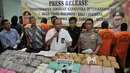 Petugas Dirtipid Narkoba Bareskrim Polri memperlihatkan barang bukti saat Press Release, Jakarta, Selasa (7/3). Dari 7 tersangka, petugas mengamankan barang bukti 48 kg sabu dan 70.000 butir pil ekstasi. (Liputan6.com/Yoppy Renato)