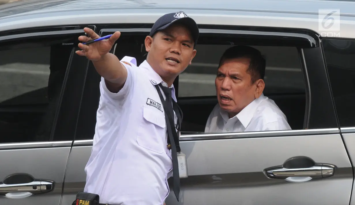 Mantan anggota DPR periode 2009-2014, Chairuman Harahap (kanan) berbincang dengan satpam saat tiba di Gedung KPK, Jakarta, Senin (24/6/2019). Politikus Partai Golkar tersebut diperiksa sebagai saksi untuk tersangka Markus Nari dalam kasus dugaan korupsi proyek e-KTP. (merdeka.com/Dwi Narwoko)
