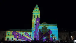 Cahaya yang menampilkan gambar bulu merak terpampang di tembok Gereja Katolik di Quito, Ekuador pada 18 Oktober 2016. Acara ini bagian dari Konferensi PBB Habitat III. (REUTERS / Guillermo Granja)
