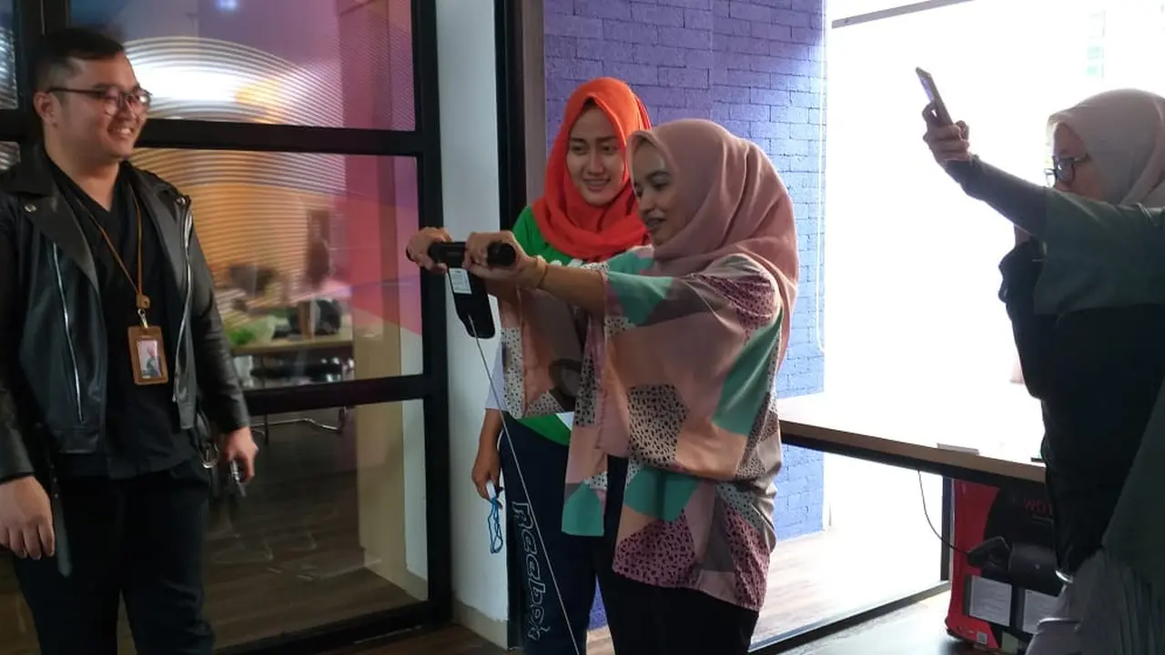 Sekretaris Redaksi Liputan6.com, Aya, saat mengukur Body Mass Index, dalam acara cek kesehatan yang digelar kanal Health Liputan6.com. (Liputan6.com/Aditya Prawira)