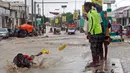 Wilayah Tanduk Afrika mengalami hujan lebat dan banjir terkait dengan fenomena cuaca El Nino, yang menewaskan puluhan orang dan menyebabkan pengungsian dalam skala besar. Termasuk di Somalia, di mana hujan tersebut telah menghancurkan jembatan dan menggenangi kawasan pemukiman. (AP Photo/Farah Abdi Warsameh)