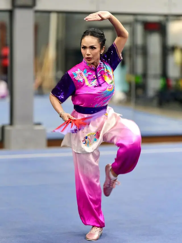 Potret Atletis Krisdayanti Latihan untuk Kompetisi Wushu di Usia 50 Tahun, Berbalut Busana Cerah Bernuansa Ungu