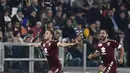 Striker Torino, Adem Ljajic, melakukan selebrasi usai mencetak gol ke gawang Juventus. Hasil imbang ini membuat Juventus harus menunda pesta gelar Scudetto karena poin mereka masih bisa terkejar oleh Napoli dan AS Roma. (AFP/Miguel Medina)