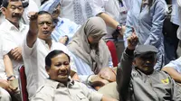 Capres 02 Prabowo Subianto dan Ketua Dewan Kehormatan PAN Amien Rais saat menghadiri acara Syukuran dan Munajat Kemenangan Prabowo-Sandi di Padepokan Pencak Silat TMII, Rabu (24/4). (Liputan6.com/Herman Zakharia)