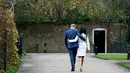 Pangeran Harry dan aktris AS, Meghan Markle saling berangkulan usai mengumumkan pertunangan mereka kepada media di Kensington Palace, London, Senin (27/11). Pangeran Harry dan Meghan Markle bertunangan di London pada awal November ini. (AP/Alastair Grant)
