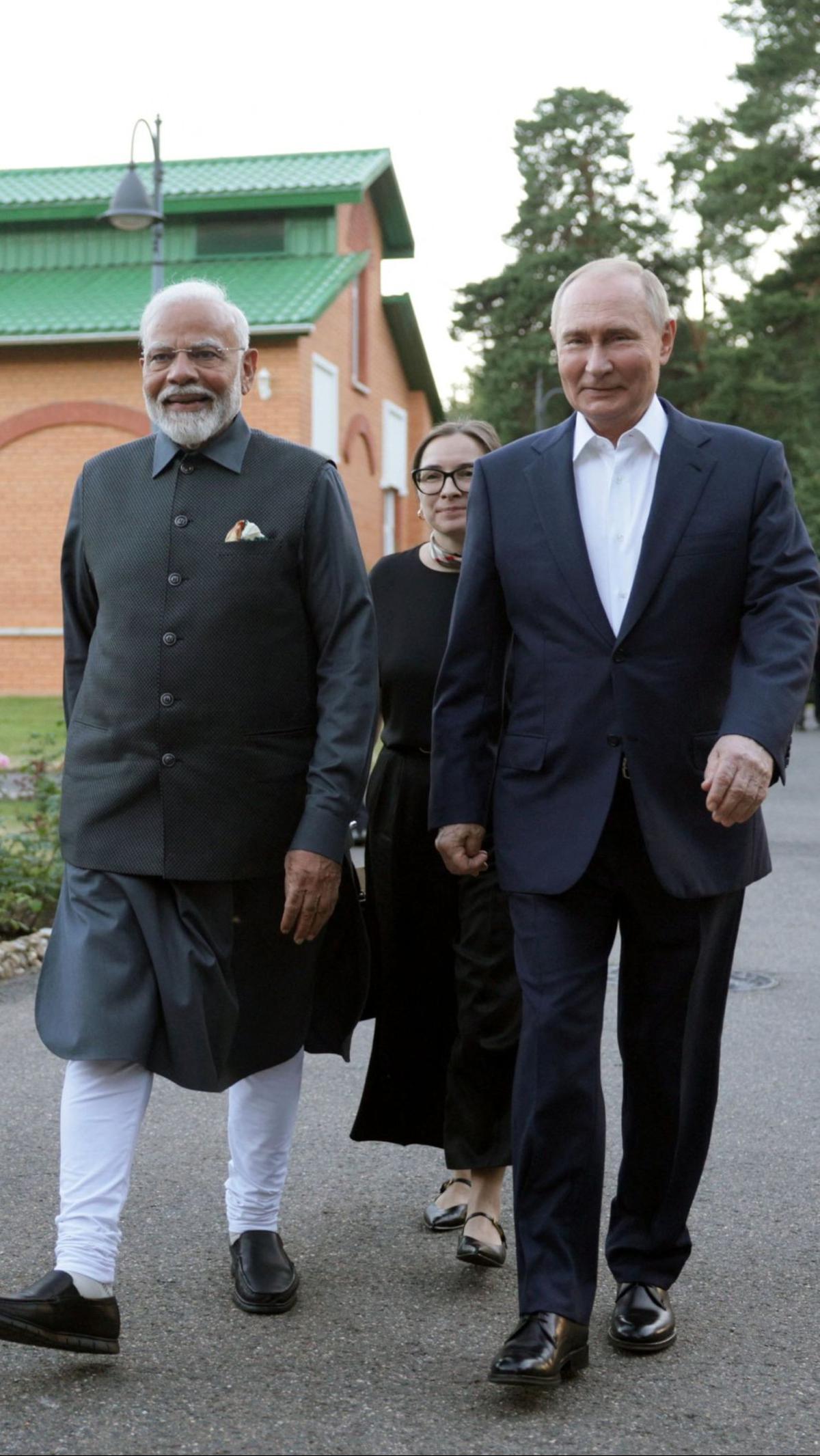 Putin menerima kedatangan pada Senin (8/7) malam dan mengajaknya berkeliling kediamannya di luar Moskow menjelang pembicaraan resmi di Kremlin.&nbsp;Foto: Sputnik/Pool via REUTERS