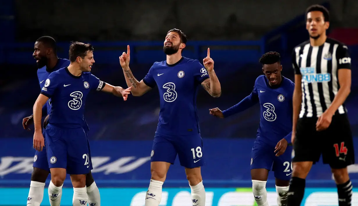Striker Chelsea, Olivier Giroud (tengah) melakukan selebrasi usai mencetak gol pertama timnya ke gawang Newcastle United dalam laga lanjutan Liga Inggris 2020/21 pekan ke-24 di Stamford Bridges, London, Senin (15/2/2021). Chelsea menang 2-0 atas Newcastle. (AFP/Paul Childs/Pool)