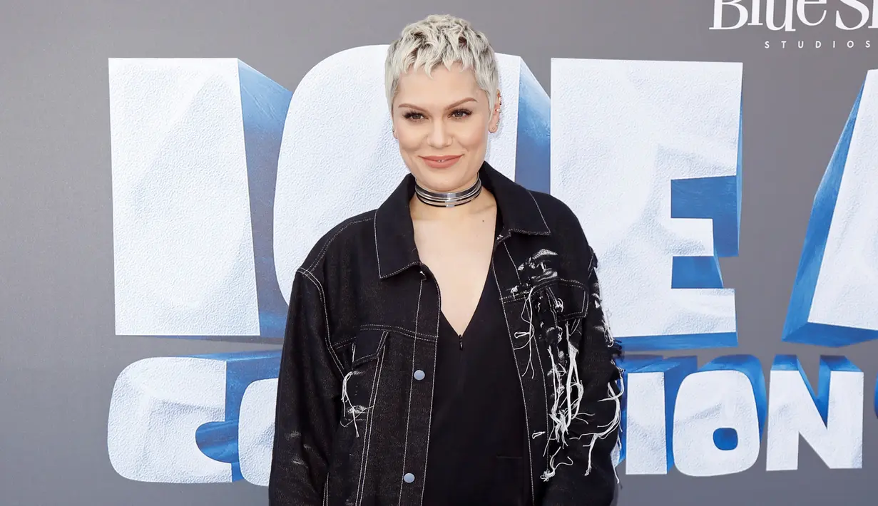 Penyanyi Jessie J berpose saat menghadiri pemutaran perdana film Ice Age: Collision Course di Fox Studios Lot, Los Angeles, AS, (16/7).  Jessie J mengisi suara untuk karakter binatang bernama Brooke. (REUTERS / Danny Moloshok)