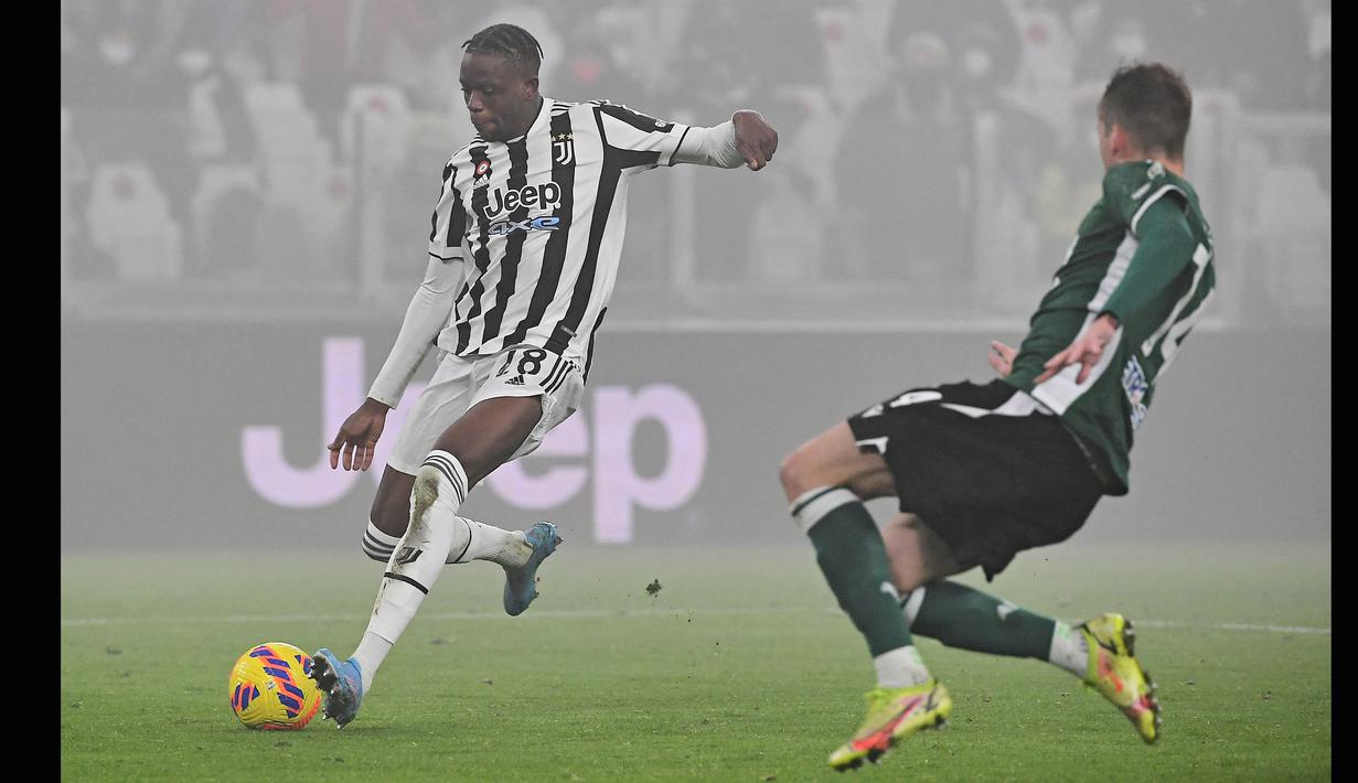 Debut manis Denis Zakaria (kiri) jadi angin segar Juventus mengarungi setengah kompetisi Liga Italia yang masih tersisa. Denis Zakaria sukses membuktikan kualitasnya dengan mencetak gol di laga debut bersama Juventus saat melawan Verona di Liga Italia. (AFP/Isabella Bonotto)