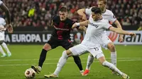 Pemain Bayer Leverkusen, Patrik Schick, berusaha melewati pemain West Ham United pada laga Perempat final Liga Europa di Stadion BayArena, Jumat (12/4/2024). (AP Photo/Martin Meissner)