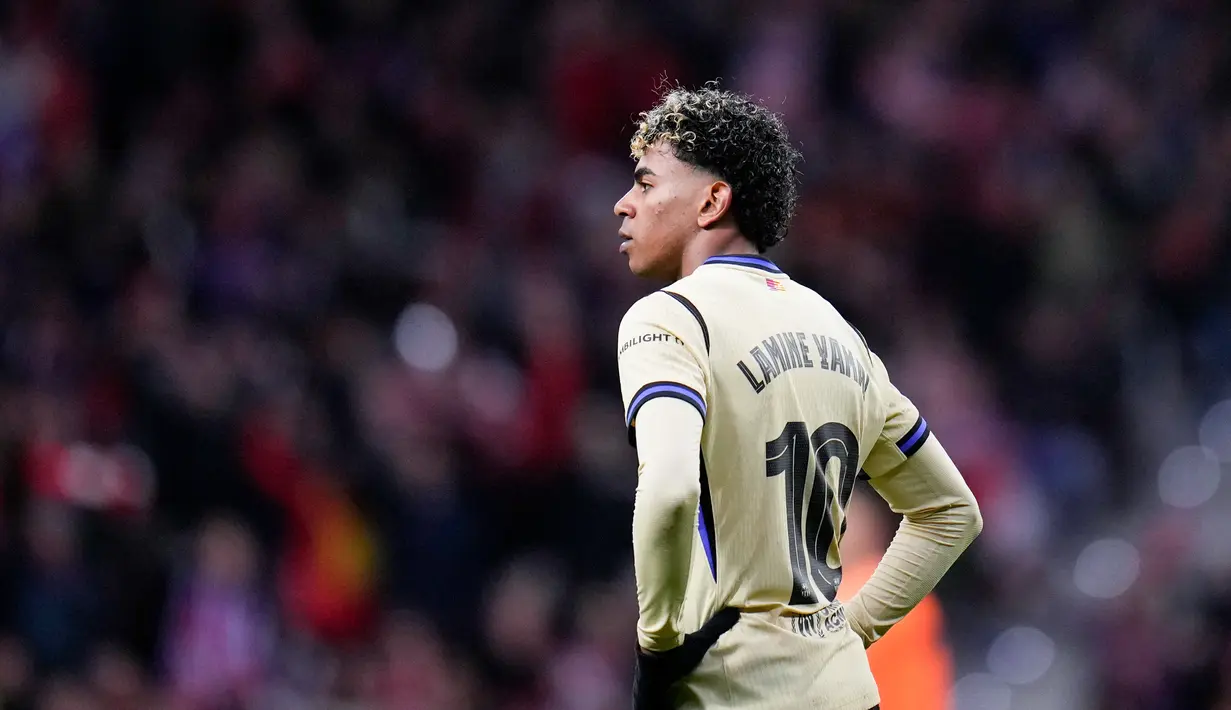 Pemain Barcelona, Lamine Yamal, tampak kecewa setelah ditaklukkan Atletico Madrid pada leg pertama semifinal Copa del Rey 2025/2026 di Stadion Metropolitano, Madrid, Jumat (13/2/2026) dini hari WIB. (AP Photo/Manu Fernandez)