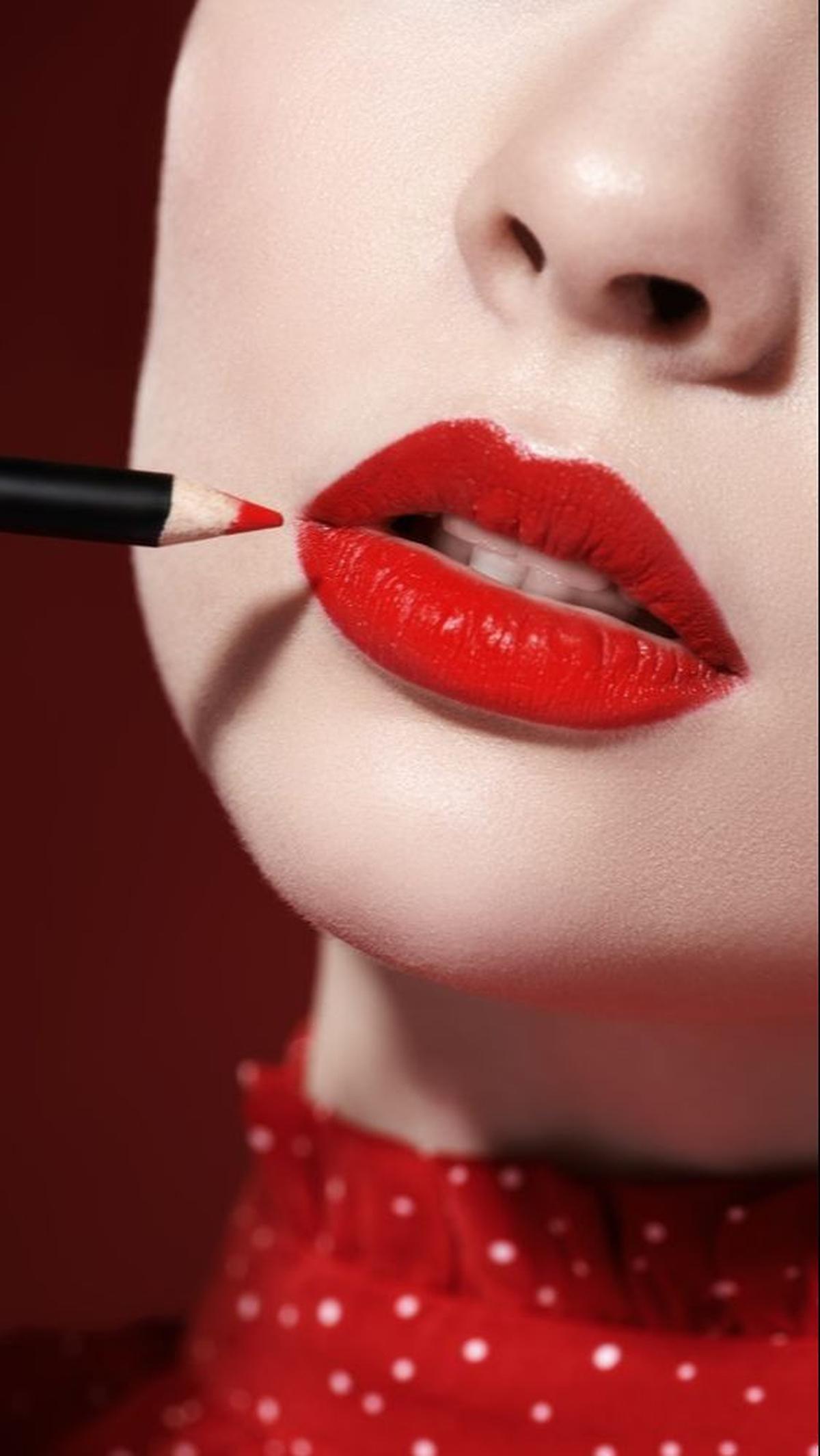 8.&nbsp;Sempurnakan Bentuk Bibir dengan Menggunakan Lip Liner