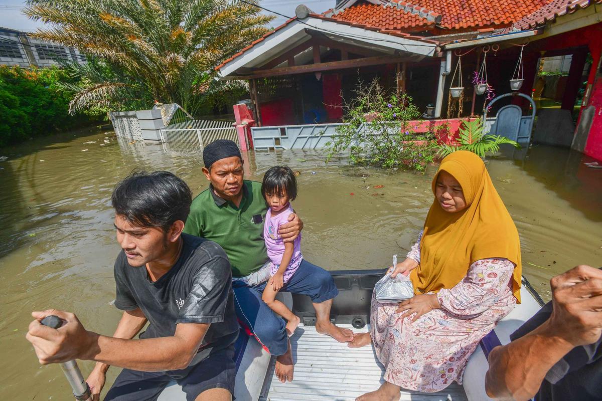 FOTO: Banjir Luapan Kali Angke, Pemuda Tangerang Bahu-Membahu Evakuasi Warga