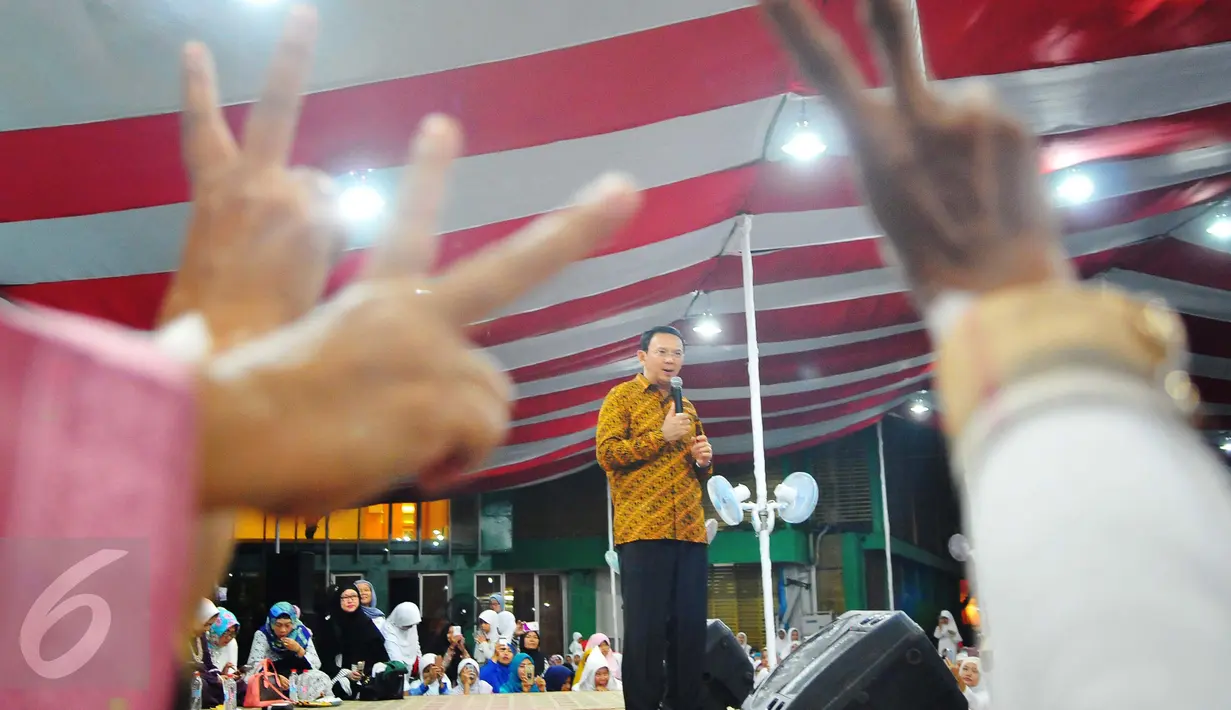Cagub DKI Jakarta Basuki Tjahaja Purnama alias Ahok menyampaikan sambutan saat menghadiri Istighosah Kebangsaan warga Nahdliyin di Jakarta, Minggu (5/2). Acara ini diselenggarakan oleh Nahdlatul Ulama (NU) bersama dengan PPP. (Liputan6.com/Angga Yuniar)