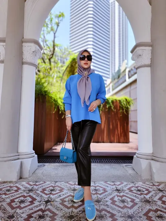 Untuk keseharian, Syahrini memadukan kemeja warna biru dengan long pants dan sepatu slip on warna senada. [Foto IG/princessyahrini].