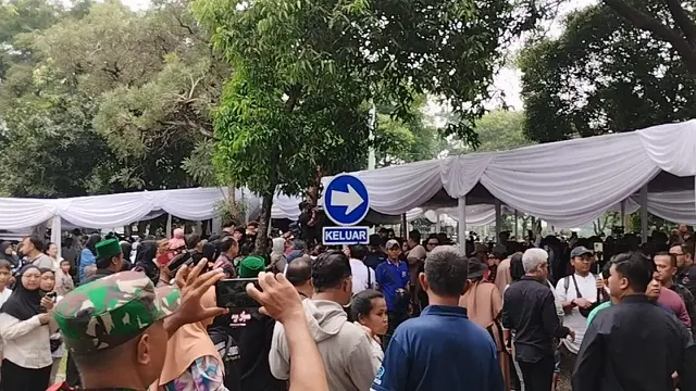 Suasana pemakaman Titiek Puspa, dihadiri banyak orang. (M Altaf Jauhar/ LIputan6.com)