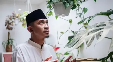 Belakangan, pria 42 tahun ini kerap mengenakan peci. Tak sedikit netizen yang menyebut Aming kini sudah berhijrah. Pasalnya, Aming kini lebih sering mengutarakan kata-kata bijak di sela unggahan foto terbarunya. Terlebih momen bulan ramadhan menjadi kesempatan bagi Aming untuk menjadi lebih baik. (Liputan6.com/IG/amingisback)