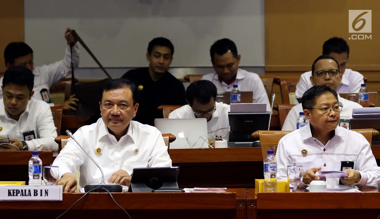 Kepala BIN Budi Gunawan mengikuti rapat kerja bersama Komisi I DPR di Kompleks Parlemen, Senayan, Jakarta, Rabu (24/10). Rapat membahas penyesuaian RKA K/L Tahun 2019 sesuai hasil pembahasan dari Badan Anggaran DPR. (Liputan6.com/Johan Tallo)