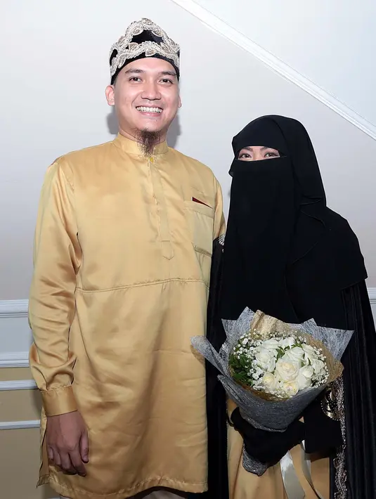 Melangsungkan pernikahan secara syar’i, Egi pun ingin dalam kehidupan rumah tangganya nanti, ia dan istri juga ingin menjalankan secara Syar’i. Egi pun mengatakan alasannya memilih wanita soleha sebagai istrinya. (Deki Prayoga/Bintang.com)