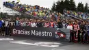 Sebelum memulai balapan para pebalap dan staff official mengheningkan cipta mengenang legenda balap Spanyol Angel Nieto di di Sirkuit Brno, (6/8/2017). (AP/Petr David Josek)