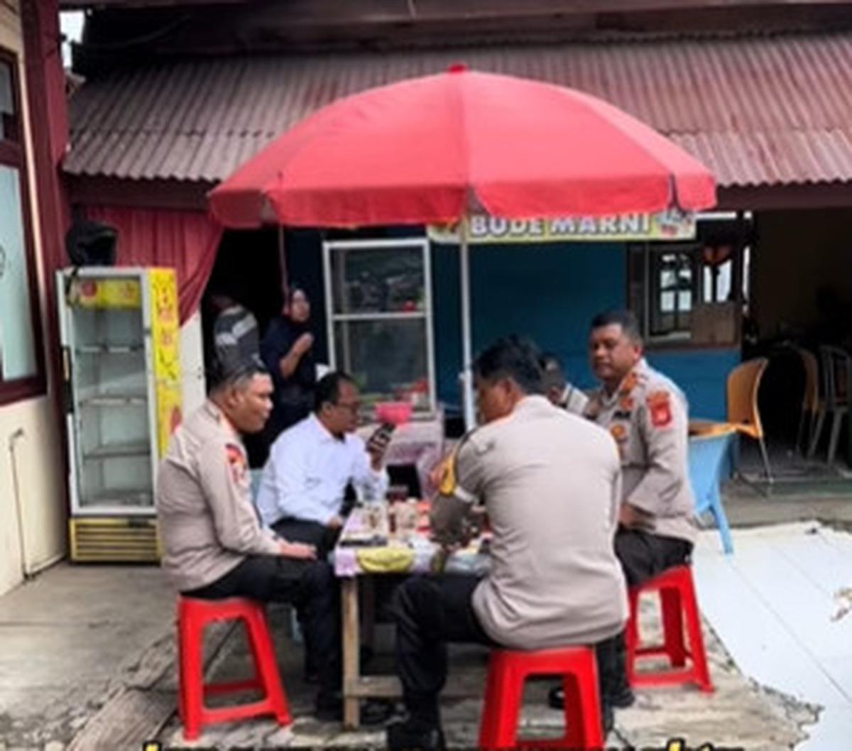 Kesederhanaan bisa menjadi sebuah kemewahan bila dilakukan dengan bahagia. Hal tersebut yang tampaknya dirasakan oleh lima orang perwira dalam video berikut ini.