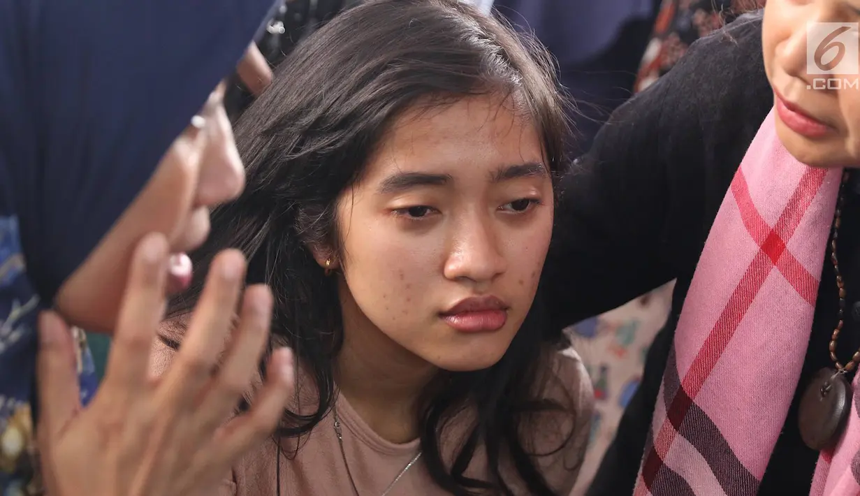 Anggota keluarga korban jatuhnya pesawat Lion Air JT 610 mendatangi posko ante Antemortem Rumah Sakit Polri Kramat Jati, Jakarta, Selasa (30/10). Pihak RS Polri sudah memeriksa 151 anggota keluarga korban pesawat Lion Air. (Liputan6.com/Immanuel Antonius)