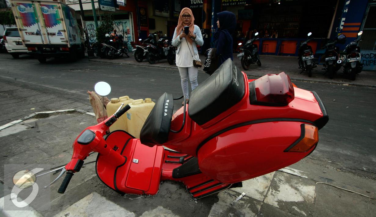 Pengunjung memotret karya instalasi pada Jogja Street Sculpture Project di Jalan Mangkubumi , (30/10/15).Sejumlah karya seni patung di paang di ruang publik yang di ikuti oleh 32 pematung. (Foto /Boy T Harjanto)