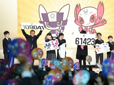 Pemungutan suara siswa sekolah dasar dalam menentukan maskot resmi untuk Olimpiade dan Paralimpiade 2020 di Tokyo, Jepang, Rabu (28/2/2018). Panitia telah menentukan dua karakter yang menjadi maskot Olimpiade dan Paralimpiade 2020. (Toru YAMANAKA/AFP)