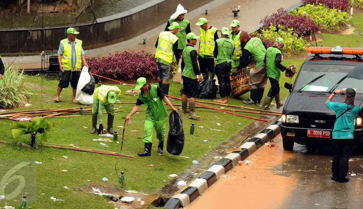 Petugas Pertamanan membersihkan taman di Kawasan Patung Patung Arjuna Wiwaha, Jakarta, Senin (5/1). Ribuan massa buruh ikut dalam perayaan Hari Buruh Internasional 2017. (Liputan6.com/Helmi Fithriansyah)