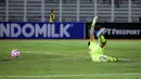 <p>Kiper Timnas Indonesia U-20, Ikram Algiffari gagal menghalau bola tendangan pemain Timor Leste, Luis Figo (tidak terlihat) pada laga Grup F Kualifikasi Piala Asia U-20 2025 di Stadion Madya, Senayan, Jakarta, Jumat (27/09/2024). (Bola.com/Bagaskara Lazuardi)</p>