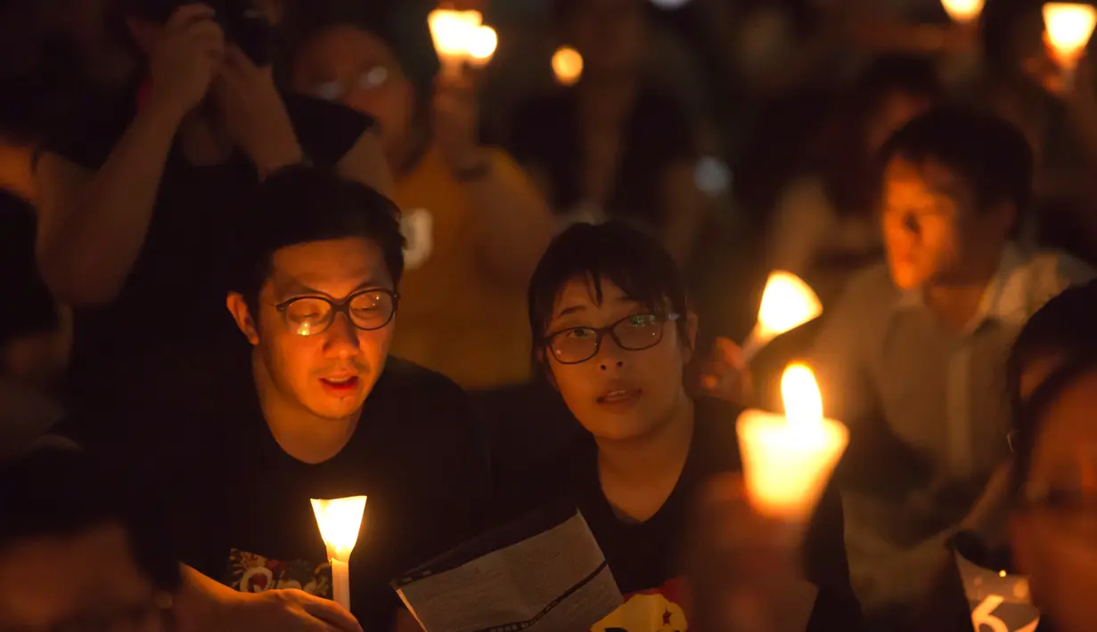 Warga Hong Kong menyalakan lilin untuk memperingati peristiwa Tiananmen di Hong Kong's Victoria Park, (4/6). (AP Photo/Kin Cheung)