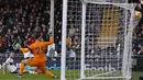 Proses terjadinya gol yang dicetak gelandang Manchester United, Paul Pogba ke gawang Fulham pada laga Premier League di Stadion Craven Cottage, London, Sabtu (9/2). Fulham kalah 0-3 dari MU. (AFP/Ian Kington)