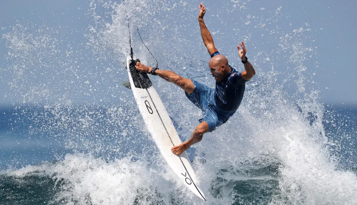 Peselancar asal AS, Kelly Slater melakukan lompatan saat kejuaraan selancar dunia bertajuk "Corona Bali Protected" di Pantai Keramas, Gianyar, Bali, Minggu (19/5/2019). Event yang diberinama Corona Bali ProTected digelar pada 13 Mei hingga 25 Mei 2019. (SONNY TUMBELAKA / AFP)