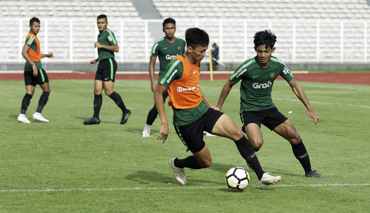 Pemain Timnas Indonesia U-23, Feby Eka Putra, menggiring bola saat internal game di Stadion Madya, Jakarta, Jumat(8/3). Latihan ini merupakan persiapan jelang kualifikasi Piala AFC U-23 di Vietnam. (Bola.com/Yoppy Renato)